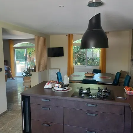 Villa Propriete Avec Piscine Sur 1800m2 Parking Prive Privatif 3 Dont 2 Parental Pas De Vis A Vis Clim Jeux Enfants *